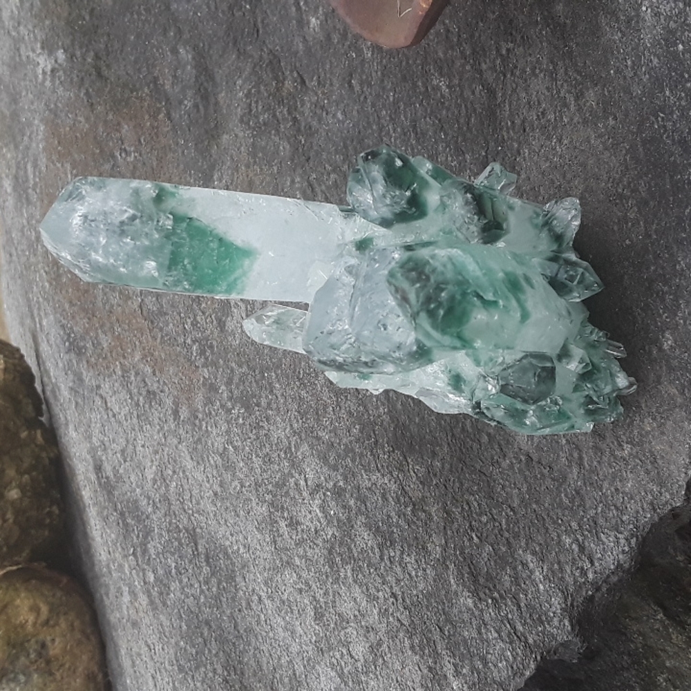 Green phantom quartz crystal cluster, lab-grown - Picture 4 of 8